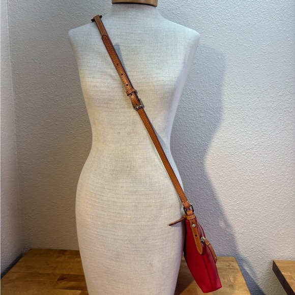 Dooney & Bourke Red Pebble Leather Crossbody Letter Carrier Bag Pouchette - Picture 3 of 10